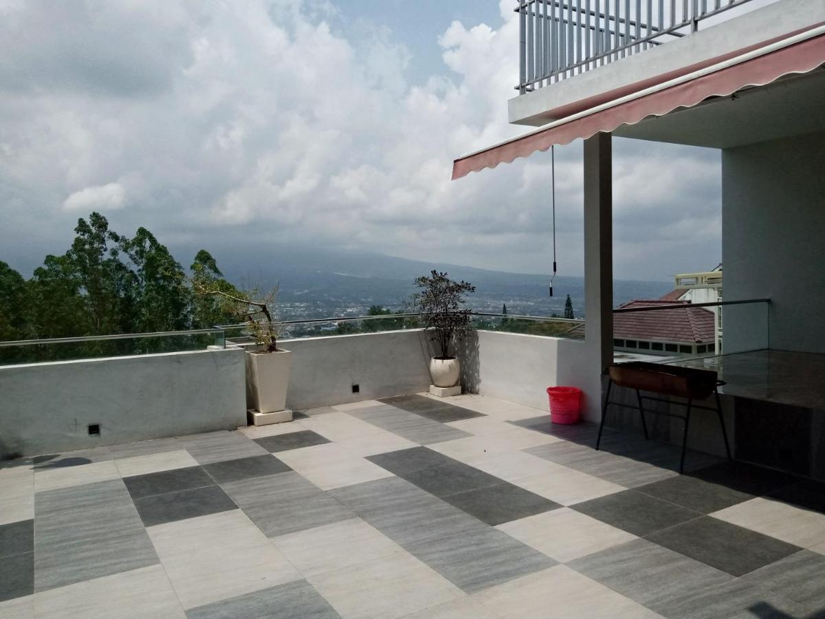 Villa Valencia Batu  Extérieur photo